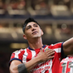 Chivas rescinde contrato a Alan Pulido este 15 de abril de 2026. El delantero queda como agente libre tras una segunda etapa gris en Guadalajara.