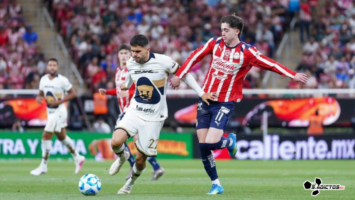 Chivas rescata el empate 2-2 ante Pumas con doblete de 'La Hormiga' González en un cierre cardíaco. ¡El Rebaño asegura Liguilla y liderato en el Akron!