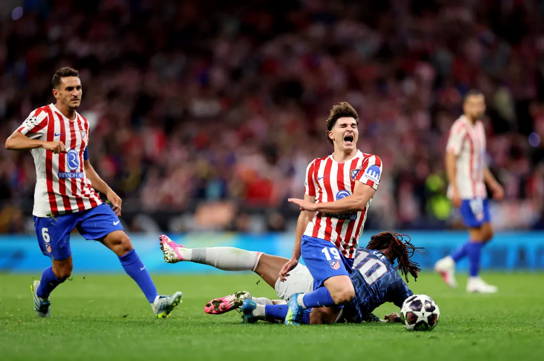 Atleti y Arsenal empataron 1-1 en el Metropolitano. Polémica con los penales, Griezmann brilló y Julián igualó. La vuelta, en el Emirates.