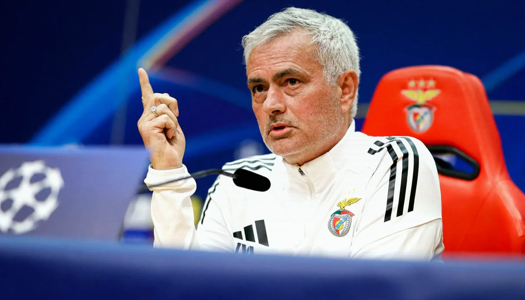 Mourinho negó contacto con el Real Madrid pese a los rumores. Arbeloa tiene los días contados tras una temporada sin títulos y con el vestuario en crisis.