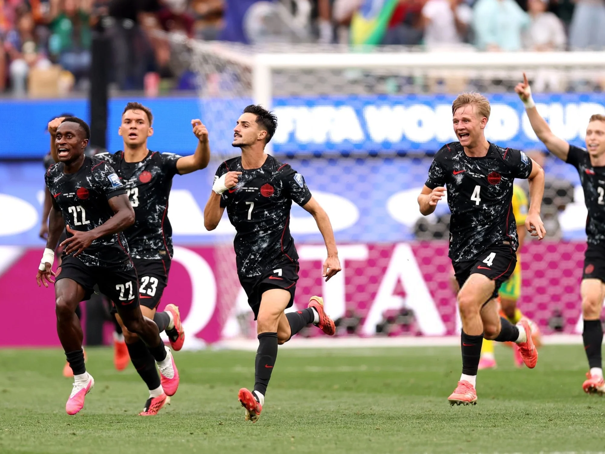Canadá venció 1-0 a Sudáfrica con un gol agónico de Stephen Eustáquio y avanzó a octavos de final