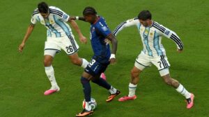 Argentina sufre pero vence 3-2 a Cabo Verde en la prórroga y avanza a octavos