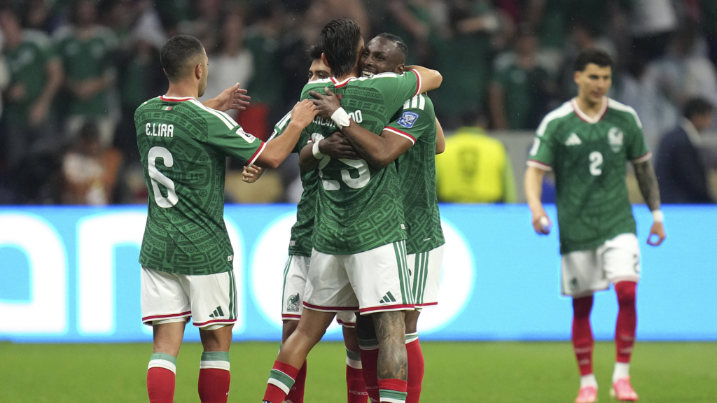 México venció 2-0 a Ecuador en el Azteca